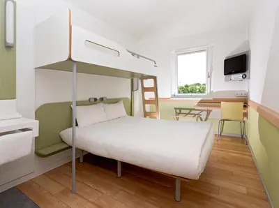 Ein Bett oder Betten in einem Zimmer der Unterkunft ibis budget Augsburg City