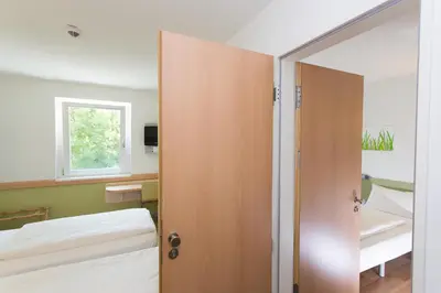 Ein Bett oder Betten in einem Zimmer der Unterkunft ibis budget Augsburg City