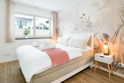 Ein Bett oder Betten in einem Zimmer der Unterkunft FENJOY Ferienwohnungen am Chiemsee - Zentral - BBQ