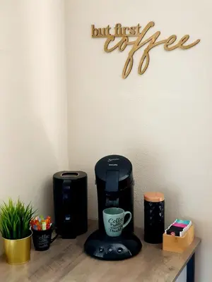 Kaffee-/Teezubehör in der Unterkunft ☆ Like @ home *☆ moderne Wohnung in Oberottmarshausen ☆ Netflix