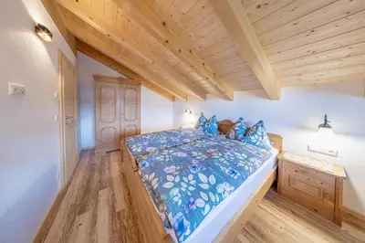 Ein Bett oder Betten in einem Zimmer der Unterkunft Ferienwohnungen Zum Bachl - Karwendelblick