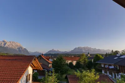 Ein allgemeiner Bergblick oder ein Berglick von der Ferienwohnung aus