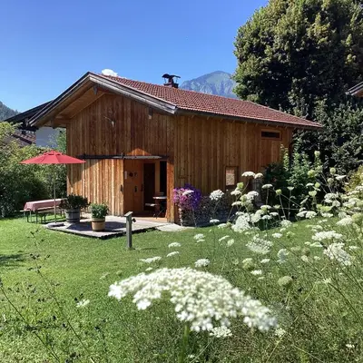 Ein Garten an der Unterkunft Lohei - Chalets im Chiemgau