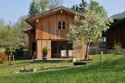 Ein Garten an der Unterkunft Lohei - Chalets im Chiemgau