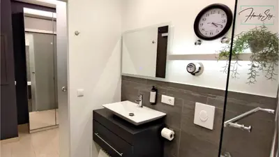 Ein Badezimmer in der Unterkunft HOMELY STAY Studio P1 - Elegant Self-Check-in Studio-Apartment in Munich -with Kitchen and Washing Machine