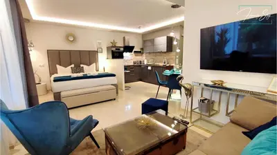TV/Unterhaltungsangebot in der Unterkunft HOMELY STAY Studio P1 - Elegant Self-Check-in Studio-Apartment in Munich -with Kitchen and Washing Machine