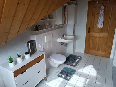 Ein Badezimmer in der Unterkunft Ferienwohnung - Dachgeschoss Schmuckstück