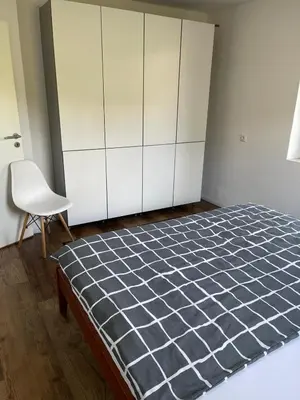 Ein Bett oder Betten in einem Zimmer der Unterkunft Bungalow in ruhiger Siedlung mit Terrasse und Stellplatz
