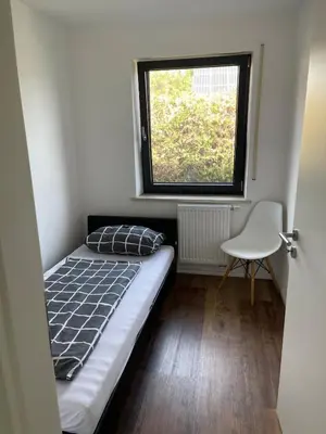 Ein Bett oder Betten in einem Zimmer der Unterkunft Bungalow in ruhiger Siedlung mit Terrasse und Stellplatz