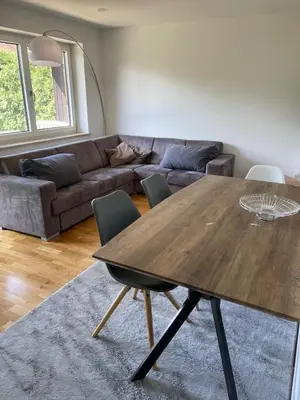 Ein Sitzbereich in der Unterkunft Bungalow in ruhiger Siedlung mit Terrasse und Stellplatz