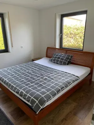 Ein Bett oder Betten in einem Zimmer der Unterkunft Bungalow in ruhiger Siedlung mit Terrasse und Stellplatz