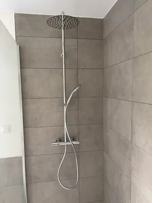 Ein Badezimmer in der Unterkunft Bungalow in ruhiger Siedlung mit Terrasse und Stellplatz