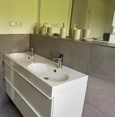 Ein Badezimmer in der Unterkunft Bungalow in ruhiger Siedlung mit Terrasse und Stellplatz
