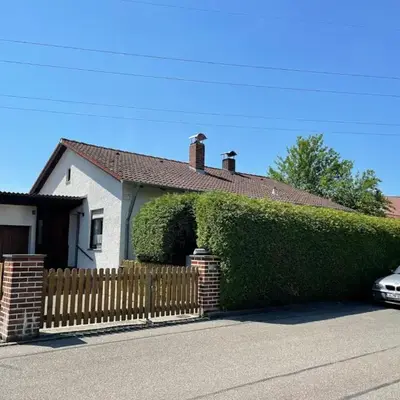 Bungalow in ruhiger Siedlung mit Terrasse und Stellplatz