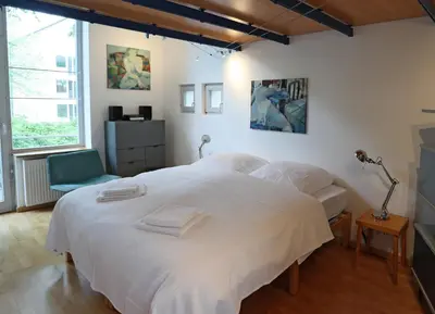 Ein Bett oder Betten in einem Zimmer der Unterkunft 25 Min to the Center - 220 m2 Artist's House Villa South of Munich