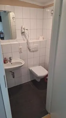 Ein Badezimmer in der Unterkunft Pension Alis Augsburg