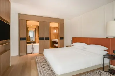 Ein Bett oder Betten in einem Zimmer der Unterkunft Munich Marriott Hotel City West