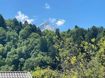 Ein allgemeiner Bergblick oder ein Berglick von der Ferienwohnung aus