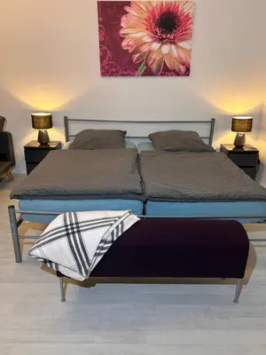 Ein Bett oder Betten in einem Zimmer der Unterkunft Moderne Maisonettewohnung/2 Zimmer/Küche/Bad #2