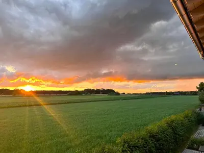 Blick auf den Sonnenuntergang/Sonnenaufgang von der Ferienwohnung aus oder aus der Nähe