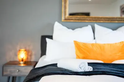 Ein Bett oder Betten in einem Zimmer der Unterkunft YAYstay - comfy Lofts in Rosenheim