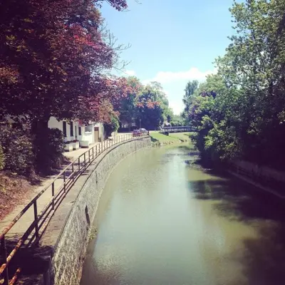 Blick auf einen Fluss in der Nähe des Hotels