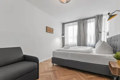 Ein Bett oder Betten in einem Zimmer der Unterkunft Flatista Homes - Central Station - 4 BR