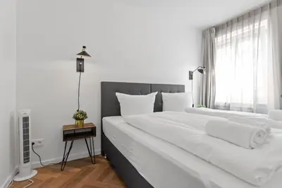 Ein Bett oder Betten in einem Zimmer der Unterkunft Flatista Homes - Central Station - 4 BR