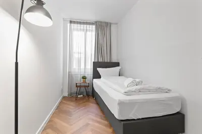 Ein Bett oder Betten in einem Zimmer der Unterkunft Flatista Homes - Central Station - 4 BR