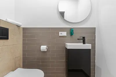 Ein Badezimmer in der Unterkunft Flatista Homes - Central Station - 4 BR
