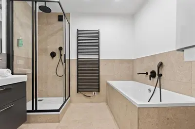 Ein Badezimmer in der Unterkunft Flatista Homes - Central Station - 4 BR