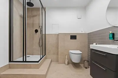 Ein Badezimmer in der Unterkunft Flatista Homes - Central Station - 4 BR