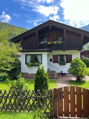 Ein allgemeiner Bergblick oder ein Berglick von des Ferienhauses aus