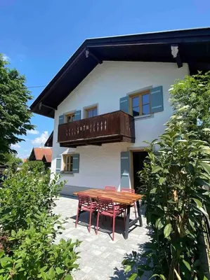 Das Gebäude in dem sich das Ferienhaus befindet