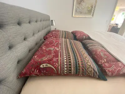Ein Bett oder Betten in einem Zimmer der Unterkunft Ferienwohnung Jardin im Kunsthaus