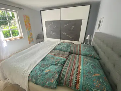 Ein Bett oder Betten in einem Zimmer der Unterkunft Ferienwohnung Jardin im Kunsthaus