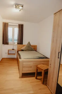 Ein Bett oder Betten in einem Zimmer der Unterkunft Ferienwohnung/Arbeiterwohnung Kampenwand