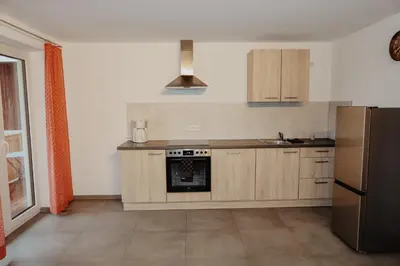 Küche/Küchenzeile in der Unterkunft Ferienwohnung/Arbeiterwohnung Kampenwand