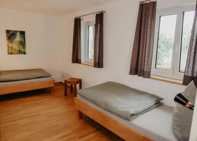 Ein Bett oder Betten in einem Zimmer der Unterkunft Ferienwohnung/Arbeiterwohnung Kampenwand