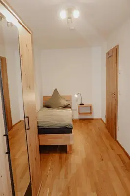 Ein Bett oder Betten in einem Zimmer der Unterkunft Ferienwohnung/Arbeiterwohnung Kampenwand
