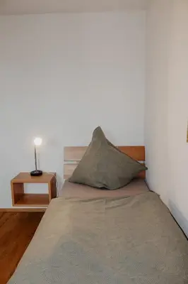 Ein Bett oder Betten in einem Zimmer der Unterkunft Ferienwohnung/Arbeiterwohnung Kampenwand