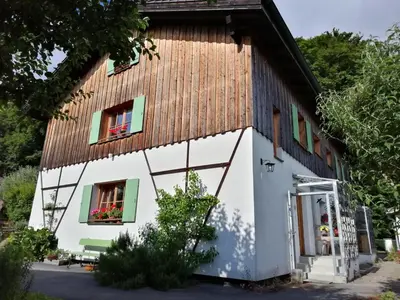 Das Gebäude in dem sich das Ferienhaus befindet