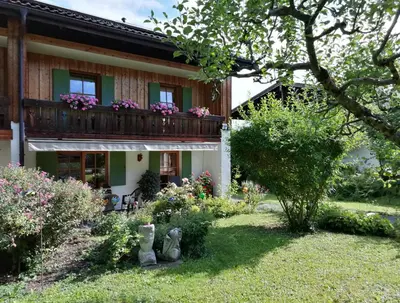 Ein Garten an der Unterkunft Haus Waldblick