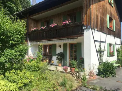 Ein Garten an der Unterkunft Haus Waldblick