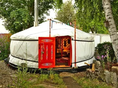 Ein Garten an der Unterkunft Jurte in Bayern – spirituelle Reise ins Keltenland