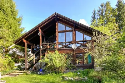 Ein Garten an der Unterkunft Ammergauer Ferienidyll