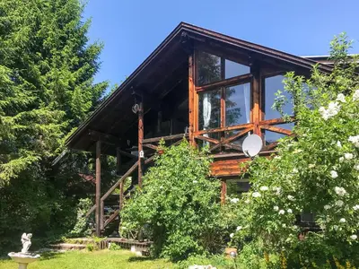 Ein Garten an der Unterkunft Ammergauer Ferienidyll