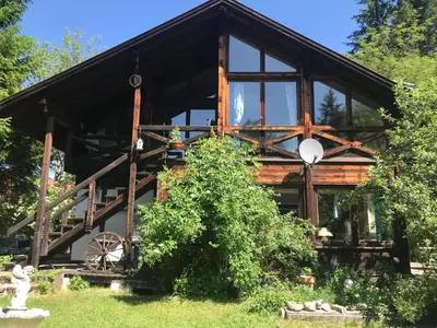 Ein Garten an der Unterkunft Ammergauer Ferienidyll