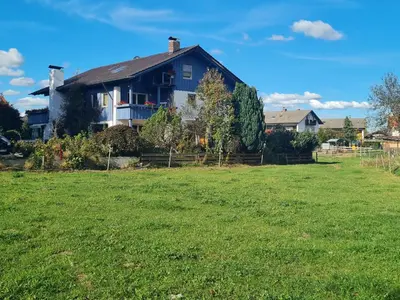 Ein Garten an der Unterkunft Alpenblick Pang