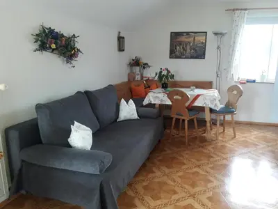 Ein Sitzbereich in der Unterkunft Gästehaus Reisacher - Mehrbettzimmer
